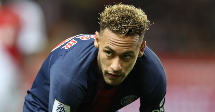 Theo Daily Star, Neymar đã hé lộ những dự định cho tương lai với một vài người bạn thân của mình. Neymar đã âm thầm tìm cách rời PSG, và đáng nói nhất đó là ngôi sao người Brazil đang muốn trở lại Barcelona sau 2 năm chia tay.