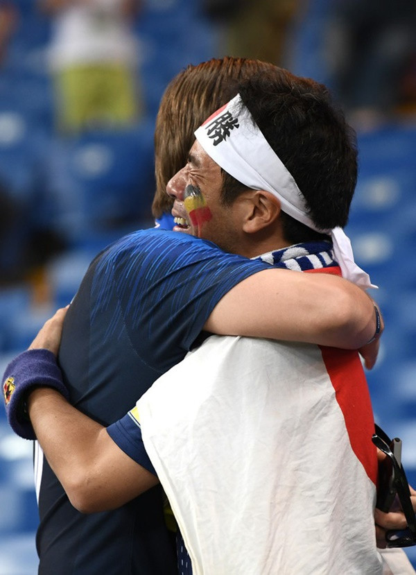 Hình ảnh xúc động những CĐV Nhật Bản tại World Cup ôm nhau san sẻ nỗi buồn.