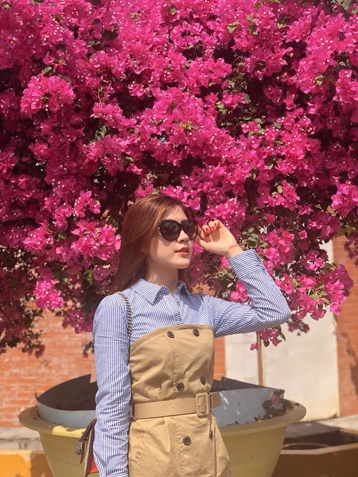 Nhân vật tâm điểm gây bão mạng với màn mặc bikini lên sóng truyền hình đó là MC Thu Hằng, người đẹp từng đạt danh hiệu Hoa khôi Sinh viên 2015. Cô nàng này gây ấn tượng bằng khuôn mặt ưa nhìn và thân hình khá nuột nà.