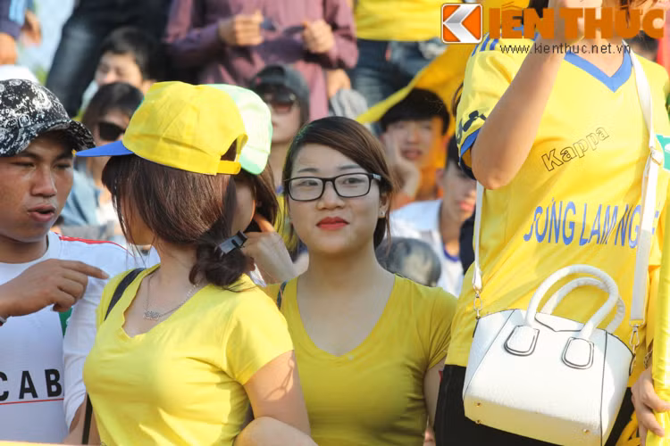 Trong màu áo vàng truyền thống, các nàng kiều xứ Nghệ đã tiếp thêm lửa xuống thảm cỏ xanh để các cầu thủ càng thi đấu máu lửa hơn.