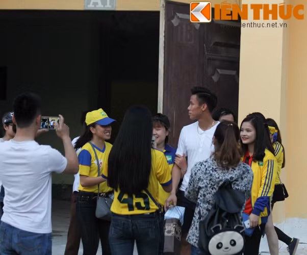 Mặc dù không được thi đấu bởi án phạt cho chiếc thẻ vàng trong trận đấu với HAGL, Quế Ngọc Hải cũng có mặt để cổ vũ các đồng đội thi đấu và anh trở thành tâm điểm thu hút các fan nữ xứ Nghệ.