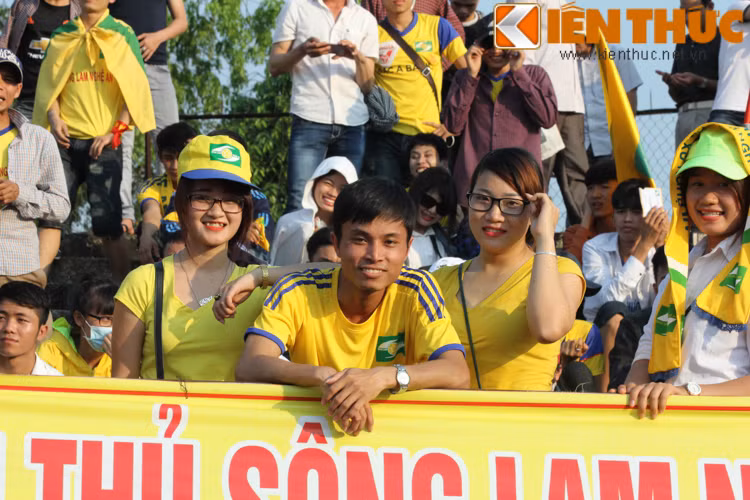 Những CĐV "áo vàng" đã tạo nên không khí vô cùng sôi động cho một chiều sân Vinh rực lửa.