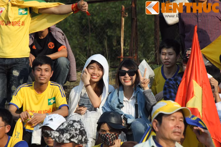 Đất Nghệ An nổi tiếng với cái nắng như đổ lửa đến rát mặt từ những con gió Lào, thế nhưng chừng đó gần như không đủ sức để cản được bước chân của những gái xinh thành Vinh đến cổ vũ cho đội nhà.