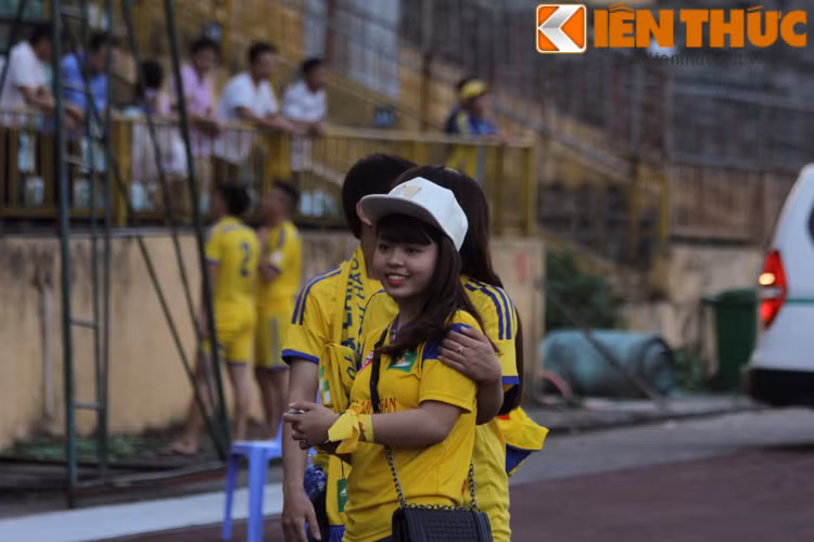 Thế nhưng, những nàng CĐV xinh đẹp trên sân Vinh không được hưởng trọn vẹn niềm vui khi đội nhà của họ bất cẩn đánh rơi chiến thắng vào những phút cuối của trận đấu.