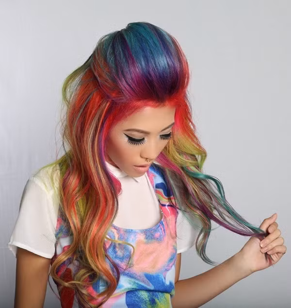 Giới trẻ thích thú với nhuộm tác cầu vồng bởi mái tóc của họ sẽ trở nên bí hiểm, lúc thì "hiền lành" khi buông xõa mái tóc, lúc thì "cá tính" nổi bật khi buộc bổng hay tết lên.