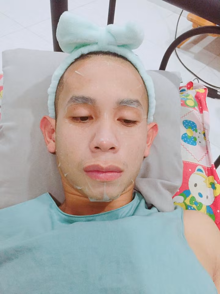 Tuy nhiên, vẫn có những dân mạng xoa dịu tình hình bằng những bình luận khá "dĩ hòa vi quý" như ""Không trách thớt được đâu các chế. Gặp mình mà bay vô làm quen cái kiểu teencode viết không dấu kiểu này mình cũng lười rep lại lắm. Đúng là 30 chưa phải là Tết, không ai biết được chữ ngờ".