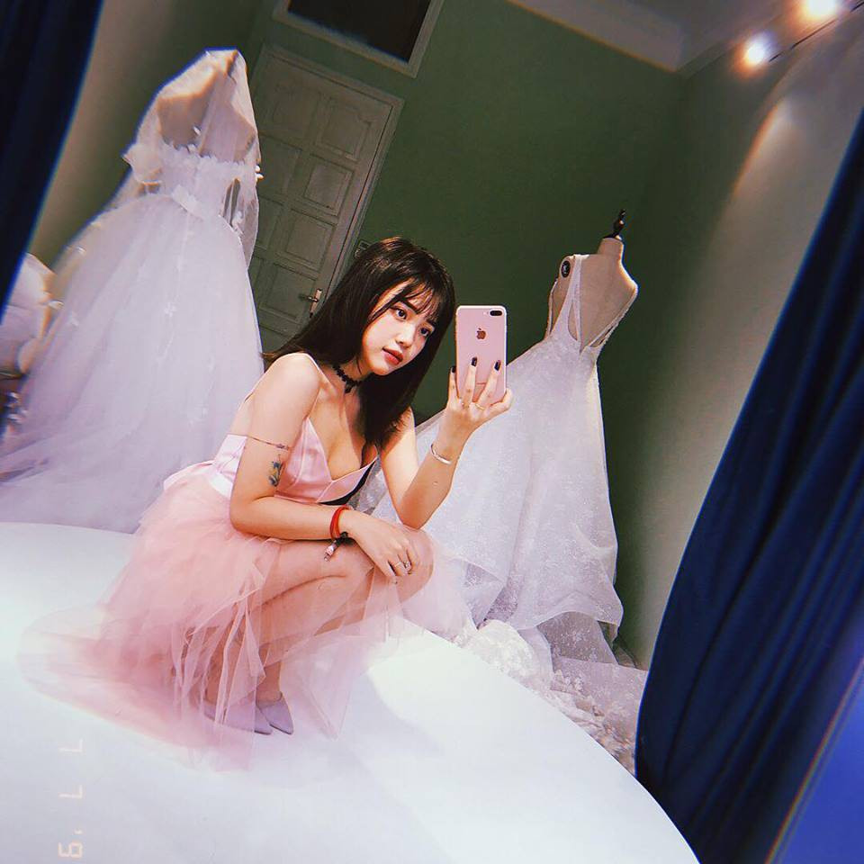 Nữ streamer Linh Ngọc Đàm chia sẻ ước mơ mua được nhà tặng bố mẹ có từ năm lớp 11. Những ngày đầu đi làm thuê với mức lương 12.0000đồng/giờ, cô không nghĩ 6 năm sau mình lại thực hiện được điều này.