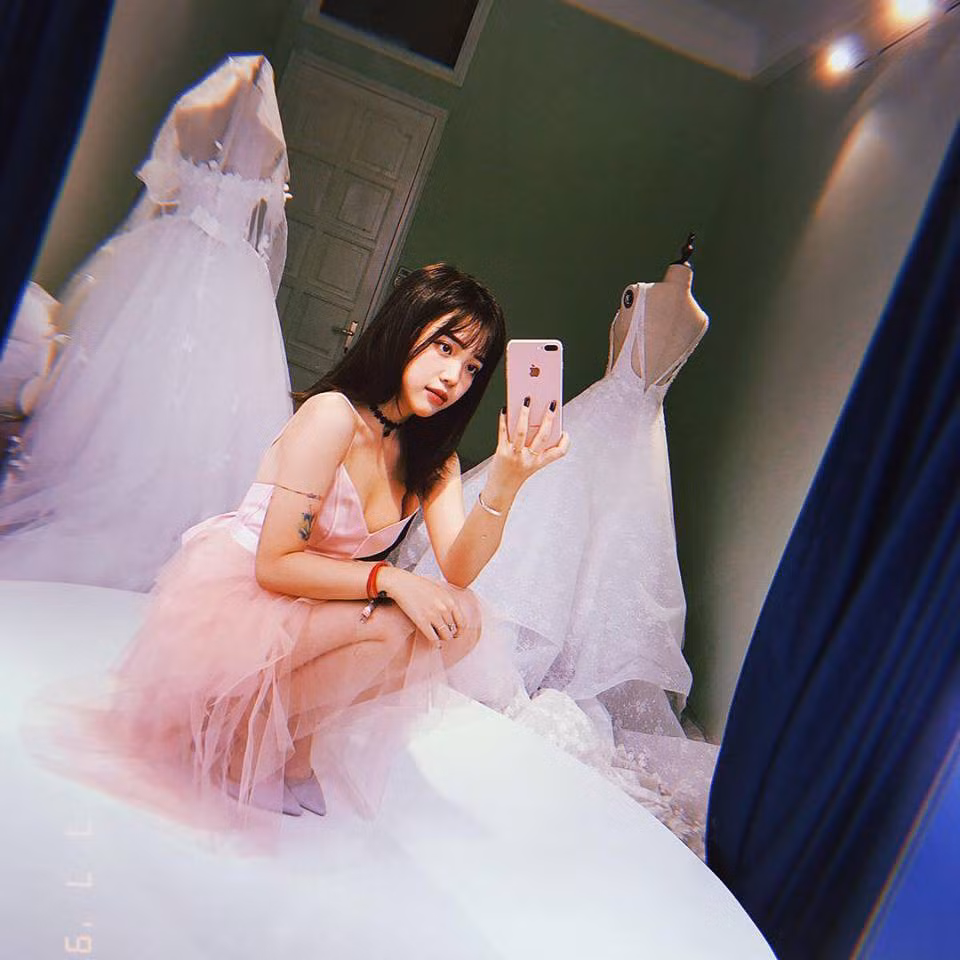 Nữ streamer Linh Ngọc Đàm chia sẻ ước mơ mua được nhà tặng bố mẹ có từ năm lớp 11. Những ngày đầu đi làm thuê với mức lương 12.0000đồng/giờ, cô không nghĩ 6 năm sau mình lại thực hiện được điều này.