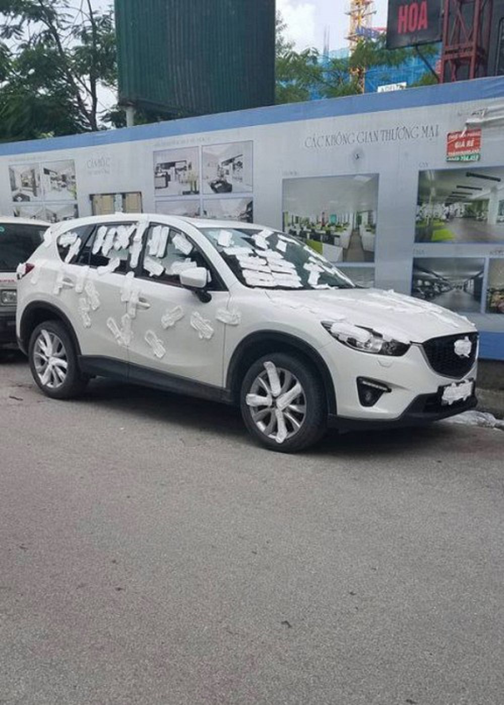 Việc các chủ xe đỗ xe thiếu ý thức đã từng được CĐM lên tiếng chỉ trích nhưng dường như những "món đòn" trừng phạt vẫn chưa đủ để cảnh tỉnh.