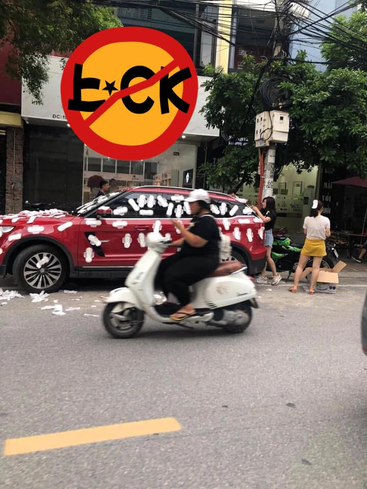 Nhiều người nhận ra, người đàn ông xuất hiện bên cạnh chiếc xe và cũng là chủ chiếc xe bị dán đầy băng vệ sinh đó là Dương Minh Tuyền (thánh chửi) từng 1 thời khiến CĐM điêu đứng.