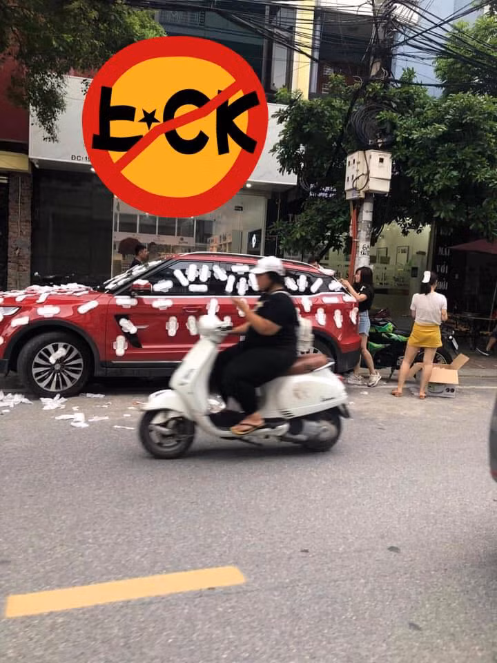 Nhiều người nhận ra, người đàn ông xuất hiện bên cạnh chiếc xe và cũng là chủ chiếc xe bị dán đầy băng vệ sinh đó là Dương Minh Tuyền (thánh chửi) từng 1 thời khiến CĐM điêu đứng.