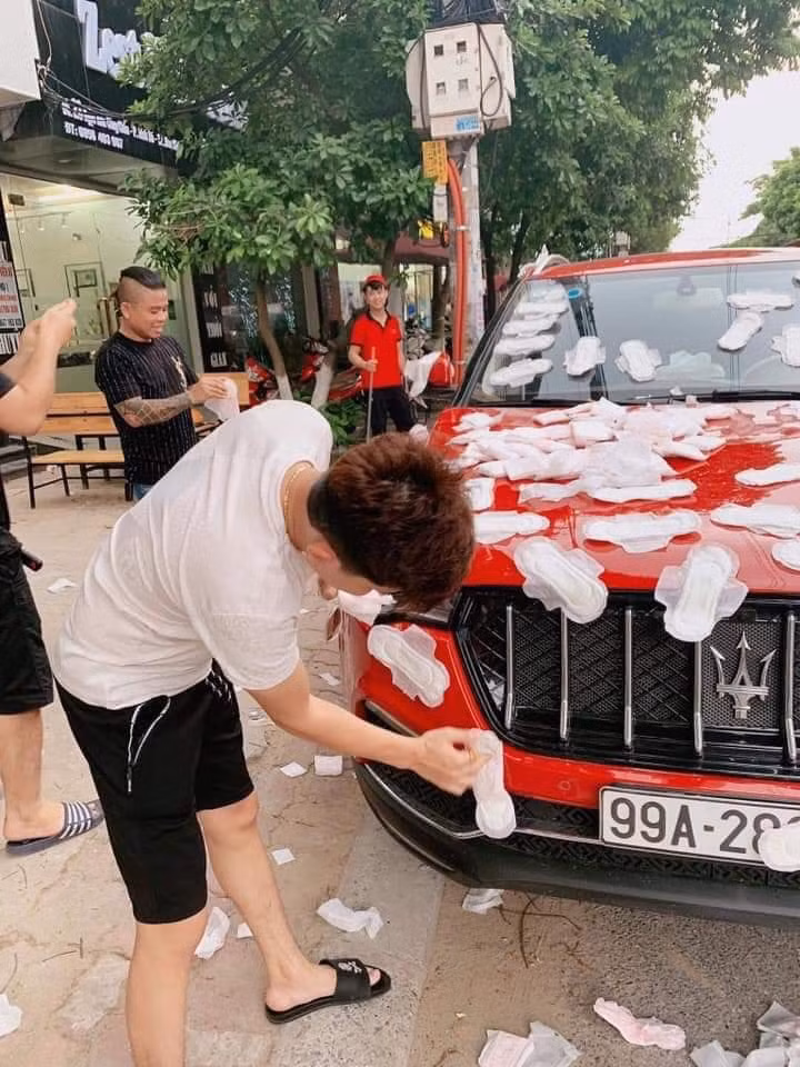 Tuy nhiên, ngay sau đó, một số dân mạng khác cũng đã chia sẻ bức ảnh khác liên quan đến chiếc xe đỏ bị dán đầy băng vệ sinh. Theo đó, việc dán đầy băng vệ sinh trên xe này là chủ ý của chủ xe chứ hoàn toàn không phải là lý do đỗ xe ngang ngược.