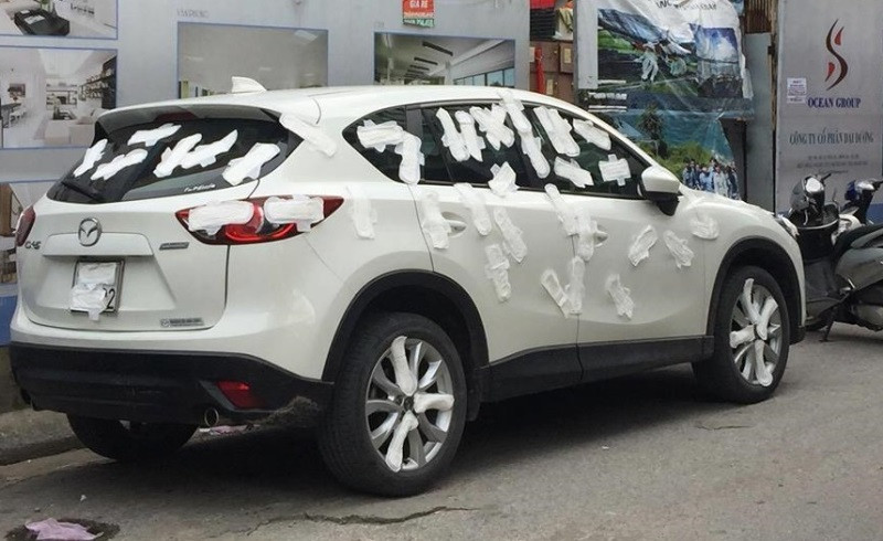 Cụ thể, trên fanpage quy tụ đông dân mạng cho biết: "Sau 1 thời gian nằm im nghe ngóng, chiều ngày hôm qua, tại Bắc Ninh người dân thấy Dương Minh Tuyền cùng 1 số người lấy BVS dán đầy xe và chạy lông nhông ngoài đường."