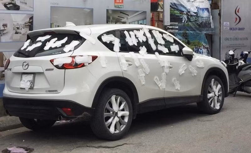 Cụ thể, trên fanpage quy tụ đông dân mạng cho biết: "Sau 1 thời gian nằm im nghe ngóng, chiều ngày hôm qua, tại Bắc Ninh người dân thấy Dương Minh Tuyền cùng 1 số người lấy BVS dán đầy xe và chạy lông nhông ngoài đường."