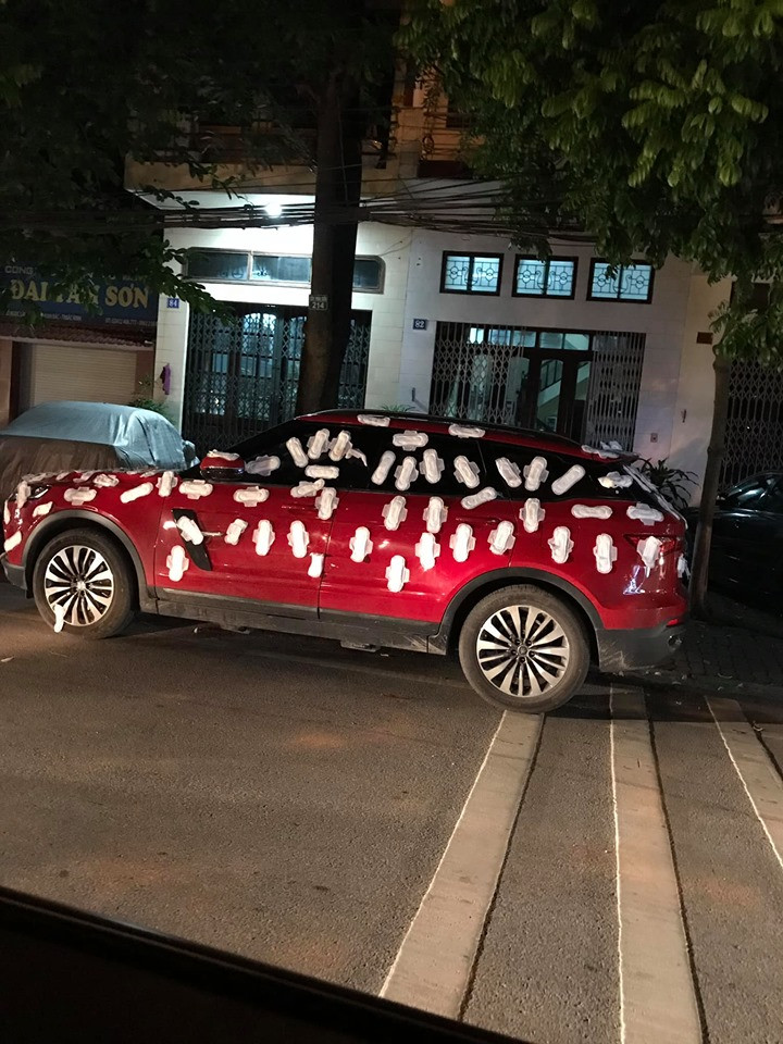 Tối 5/7 trên MXH, CĐM tiếp tục lan truyền hình ảnh chiếc xe ô tô màu đỏ bị dàn đầy băng vệ sinh phụ nữ. Theo phỏng đoán của nhiều người, lý do chiếc siêu xe này bị dán đầy băng vệ sinh là do người chủ xe đã đỗ xe thiếu ý thức.