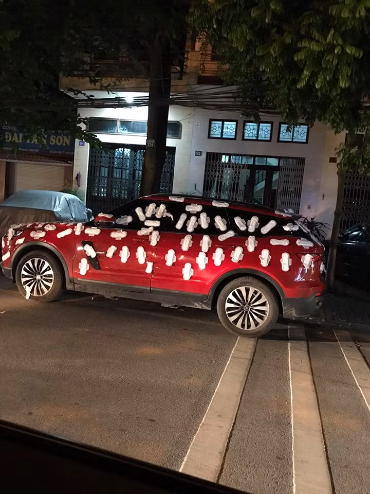 Tối 5/7 trên MXH, CĐM tiếp tục lan truyền hình ảnh chiếc xe ô tô màu đỏ bị dàn đầy băng vệ sinh phụ nữ. Theo phỏng đoán của nhiều người, lý do chiếc siêu xe này bị dán đầy băng vệ sinh là do người chủ xe đã đỗ xe thiếu ý thức.