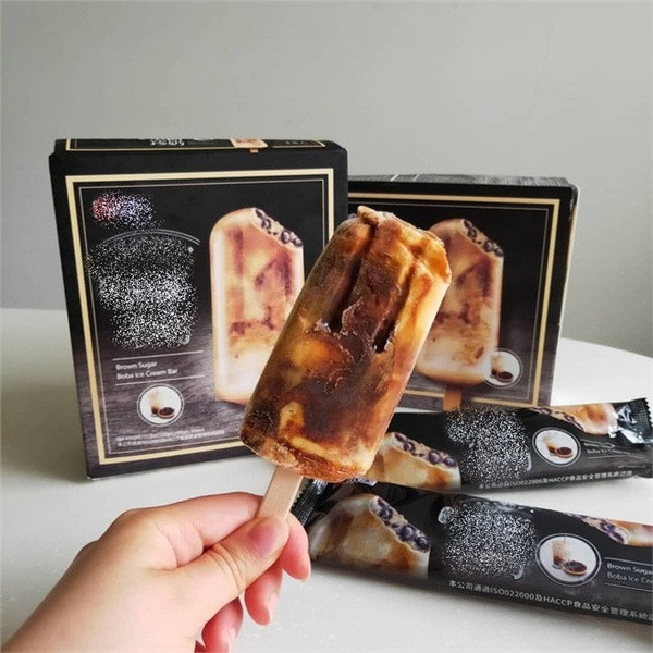 Kem trà sữa trân châu đường đen được sản xuất bởi một công ty kem khá nổi tiếng của Đài Loan, thoạt nhìn hẳn bạn sẽ bị ấn tượng vởi diện mạo hấp dẫn của que kem.