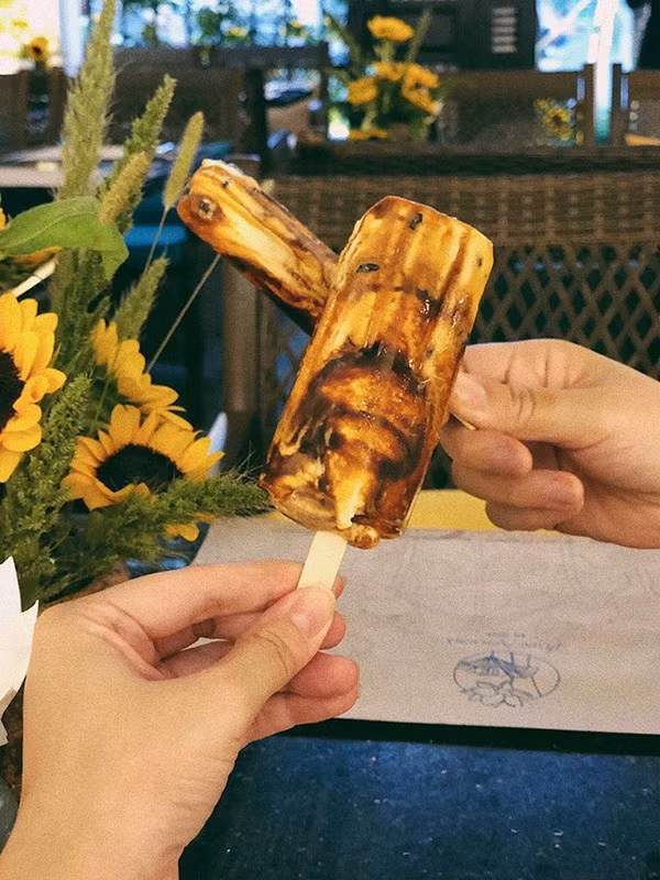 Cũng mang màu sắc và thành phần như một cốc trà sữa hoặc sữa tươi trân châu đường đen với lớp đường đen hấp dẫn phủ bên ngoài hòa quyện cùng phần ruột sữa tươi bên trong, không thể thiếu những viên trân châu dai dai, dẻo mềm.