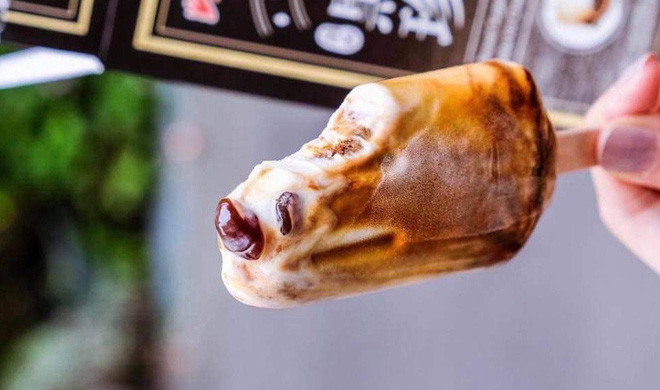 Chỉ một điều khác biệt là tất cả được làm đông cứng thay vì ở dạng lỏng như ly trà sữa chúng ta vẫn thường uống.