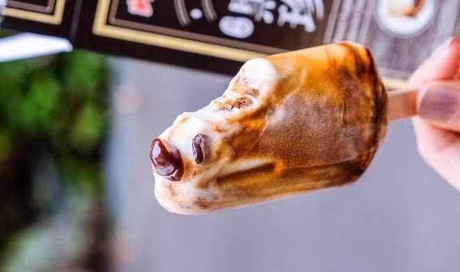 Chỉ một điều khác biệt là tất cả được làm đông cứng thay vì ở dạng lỏng như ly trà sữa chúng ta vẫn thường uống.