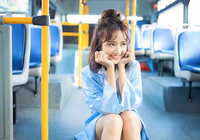 Những hình ảnh xinh đẹp trên xe buýt của mình được lan tỏa, nhiều người mới biết đến nét đẹp của cô bạn 9X Sài thành này.