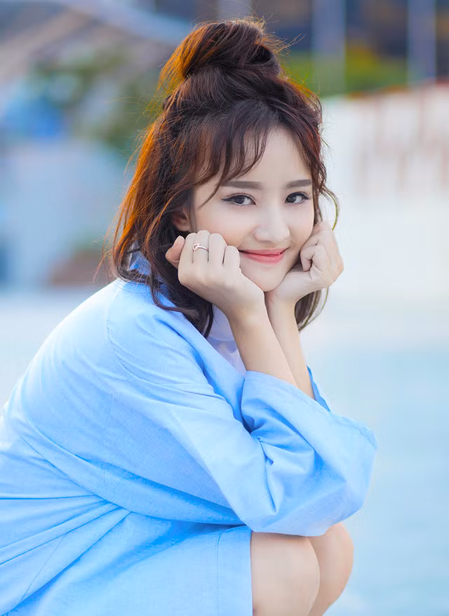 Bên cạnh đó, cô bạn nổi tiếng với bộ ảnh xinh đẹp trên xe buýt này còn từng là gương mặt xuất hiện trong MV của các ca sĩ nổi tiếng như Đức Phúc, Đông Nhi. Việc được làm với người nổi tiếng, đã giúp cô bạn này tạo cho mình một thói quen làm việc chuyên nghiệp, chỉn chu.