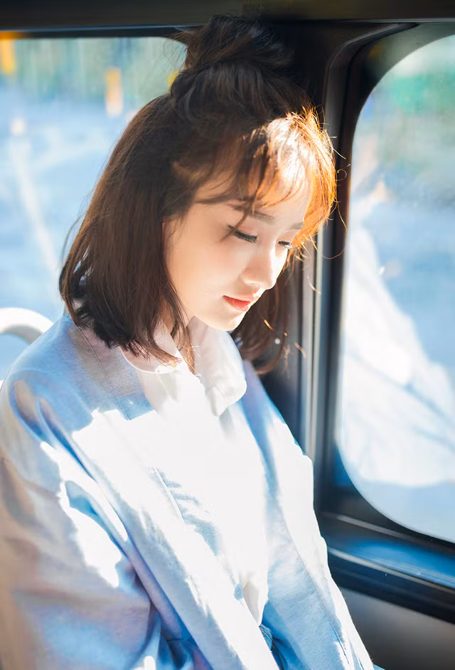 Vy bắt đầu hoạt động nghệ thuật từ nhỏ khi còn là sinh viên, từ những lần làm người mẫu thời trang và hiện đang là diễn viên cho FAP TV, kiêm chụp mẫu ảnh, và đóng các clip quảng cáo.