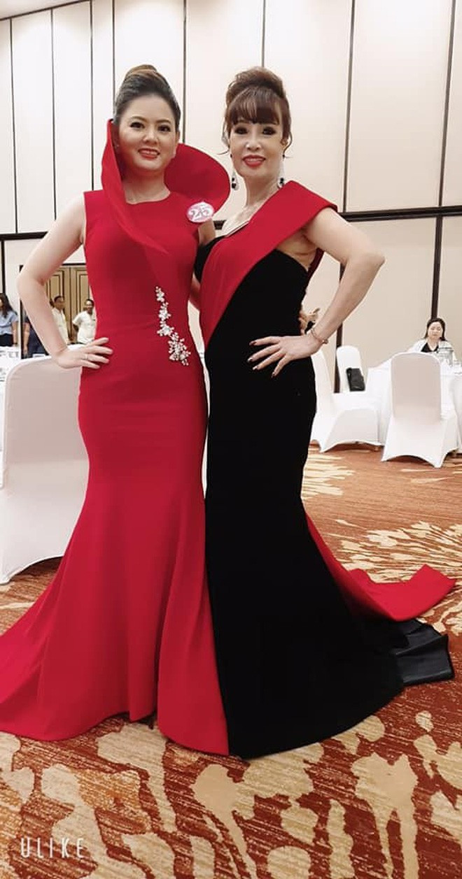 Trong lần xuất hiện tại cuộc thi nhan sắc đến từ Indonesia, cô dâu thị phi 62 tuổi - Thu Sao có sự tháp tùng của người chồng Hoa Cương.