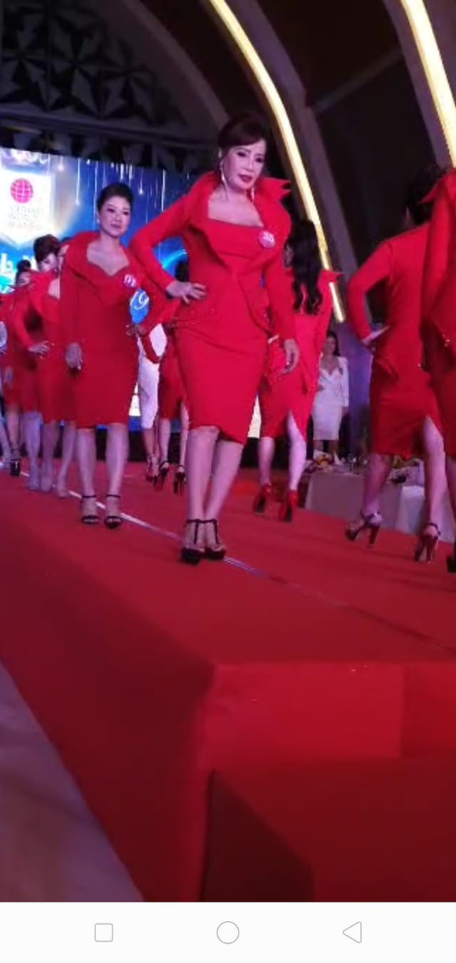 Cụ thể, cô dâu Thu Sao đã đăng tải hình ảnh mình đang tham gia một cuộc thi hoa hậu dành cho doanh nhân người Việt tại Bali, Indonesia lên trang cá nhân.