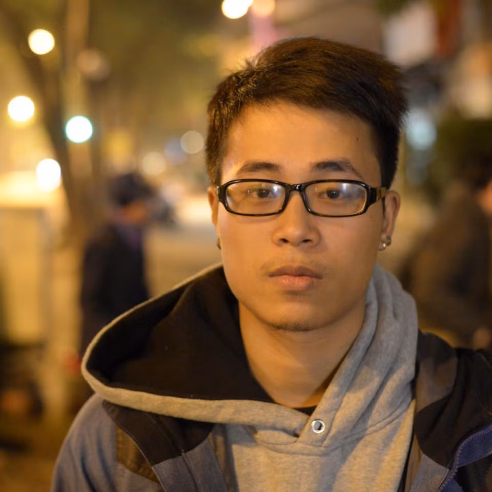 ...Thời cấp 2,3 thường xuyên sử dụng xe bus để tới trường nên có lẽ khi đi làm mình không thấy quá xa lạ mà trái lại rất gần gũi, thân quen. Hiện tại mình gắn bó được với nghề được 10 tháng rồi và chắc chắn sẽ lâu dài vì công việc đã khiến mình trở nên tốt hơn rất nhiều".