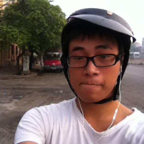 Mặc dù không mặc áo trắng, đi siêu xe như soái ca, thế nhưng sắc đẹp của Đăng Linh vẫn khiến nhiều người phải mê mẩn.