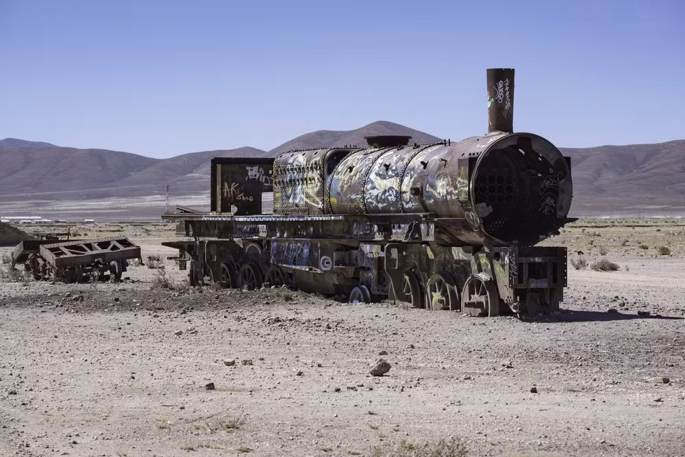 Là một phần của công nghiệp hóa Uyuni, nhà máy xe lửa đã chế tạo ra nhiều sản phẩm ngày nay bạn vẫn có thể nhìn thấy. Hầu hết vỏ tàu rỗng ở đây đã được chế tạo từ đầu thế kỷ 20.