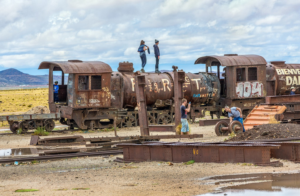 Ở nhiều vùng khí hậu, những cỗ máy trăm tuổi có thể giữ tương đối nguyên vẹn cho đến nay. Tuy nhiên, ở Uyuni, những cơn gió khắc nghiệt mang theo muối từ cánh đồng gần đó làm đẩy nhanh quá trình ăn mòn kim loại một cách đáng kể, khiến nhiều cỗ máy trông như đã trải qua hàng thế kỷ.