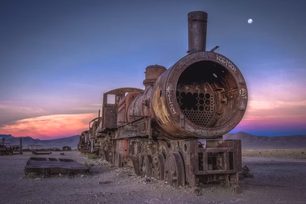 Công ty đường sắt Antofogasta và Bolivian đã xây dựng một mạng lưới đường sắt rộng khắp, biến thị trấn Uyuni im ắng trở thành trung tâm giao thông quan trọng.