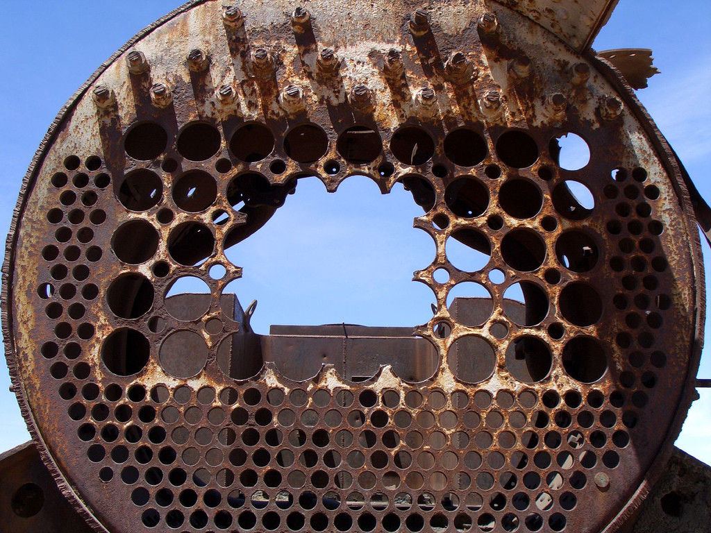 Hàng chục đoàn tàu rỉ sét nằm rải rác xung quanh khu vực. Một số khối kim loại đã tận dụng làm phế liệu. Trong khi đó, những đầu tàu hư hỏng còn sót lại được bao phủ bởi bức tranh phun sơn của thanh niên địa phương. Nghĩa trang tàu hỏa cùng cánh đồng muối vô cực tại Bolivia là điểm đến có mặt trong hầu hết tour du lịch.