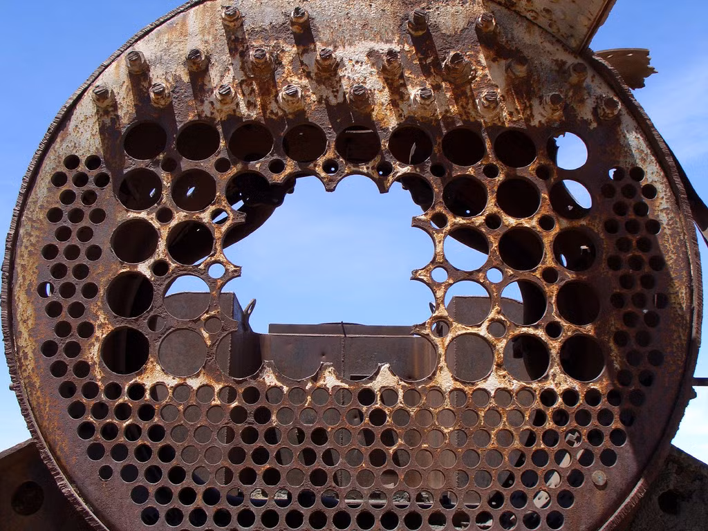 Hàng chục đoàn tàu rỉ sét nằm rải rác xung quanh khu vực. Một số khối kim loại đã tận dụng làm phế liệu. Trong khi đó, những đầu tàu hư hỏng còn sót lại được bao phủ bởi bức tranh phun sơn của thanh niên địa phương. Nghĩa trang tàu hỏa cùng cánh đồng muối vô cực tại Bolivia là điểm đến có mặt trong hầu hết tour du lịch.