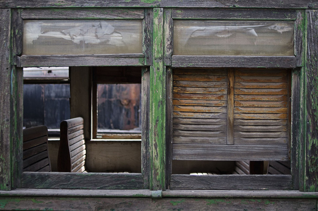 Nơi đây là một bảo tàng tàu hỏa ngoài trời với các di tích bị bỏ rơi, rỉ sét, sở hữu vẻ đẹp hoang vu, ám ảnh. Vào thế kỷ 19, nhiều kỹ sư đến từ Anh và người lao động địa phương xuống thị trấn để xây dựng con đường nối những mỏ khoáng sản với thành phố La Paz (Bolivia) và các cảng biển của Chile.