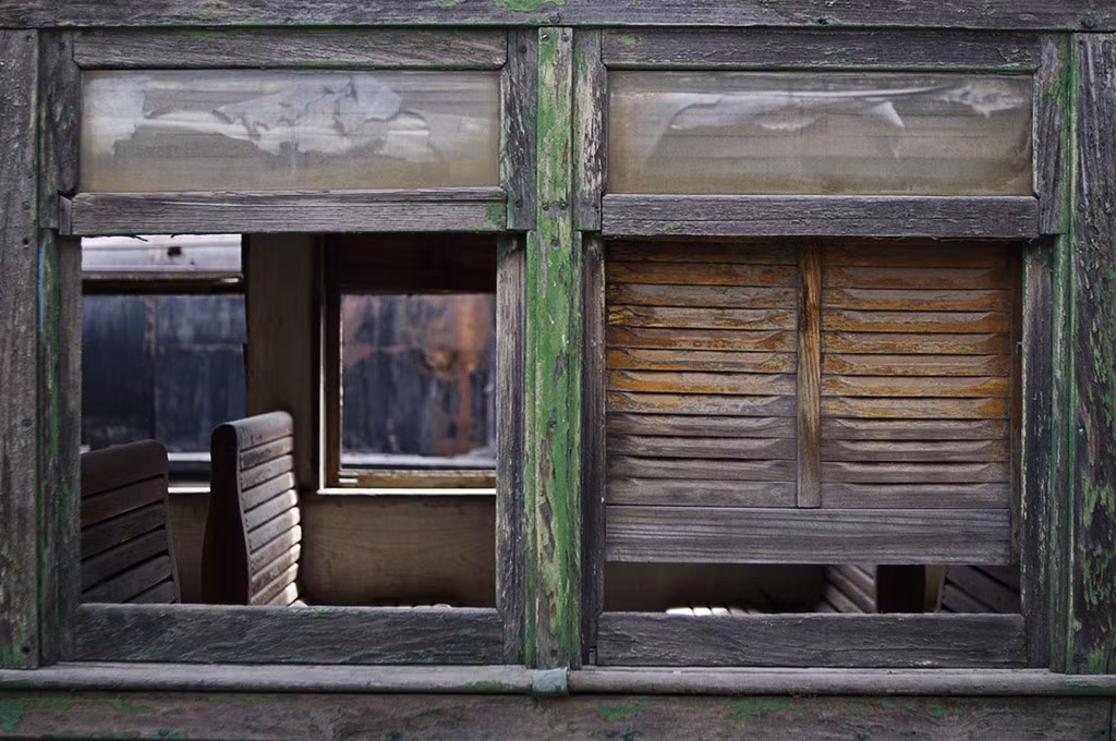 Nơi đây là một bảo tàng tàu hỏa ngoài trời với các di tích bị bỏ rơi, rỉ sét, sở hữu vẻ đẹp hoang vu, ám ảnh. Vào thế kỷ 19, nhiều kỹ sư đến từ Anh và người lao động địa phương xuống thị trấn để xây dựng con đường nối những mỏ khoáng sản với thành phố La Paz (Bolivia) và các cảng biển của Chile.