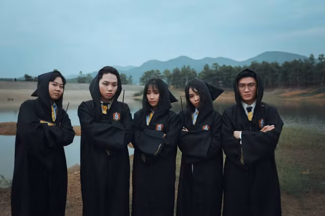 Bộ ảnh kỷ yếu theo phong cách Harry Potter là sản phẩm được sản xuất bởi học sinh trường THPT Ngô Quyền (Hải Phòng). Trong bộ ảnh này những góc hình ma thuật của các cô cậu của trường phù thủy Hogwarts được tái hiện.