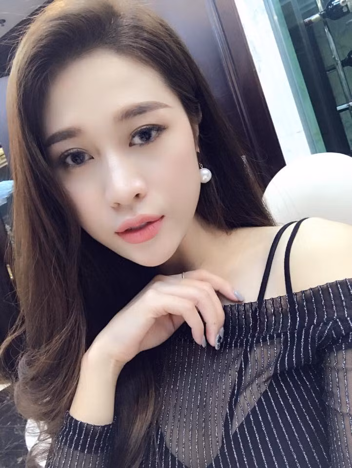Mặc dù là một diễn viên tay ngang nhưng Cẩm Nhung có lối diễn xuất chân thực. Cô vào vai khá nhập tâm và quan trọng nhất, cô luôn có trách nhiệm trong từng phân cảnh của mình.