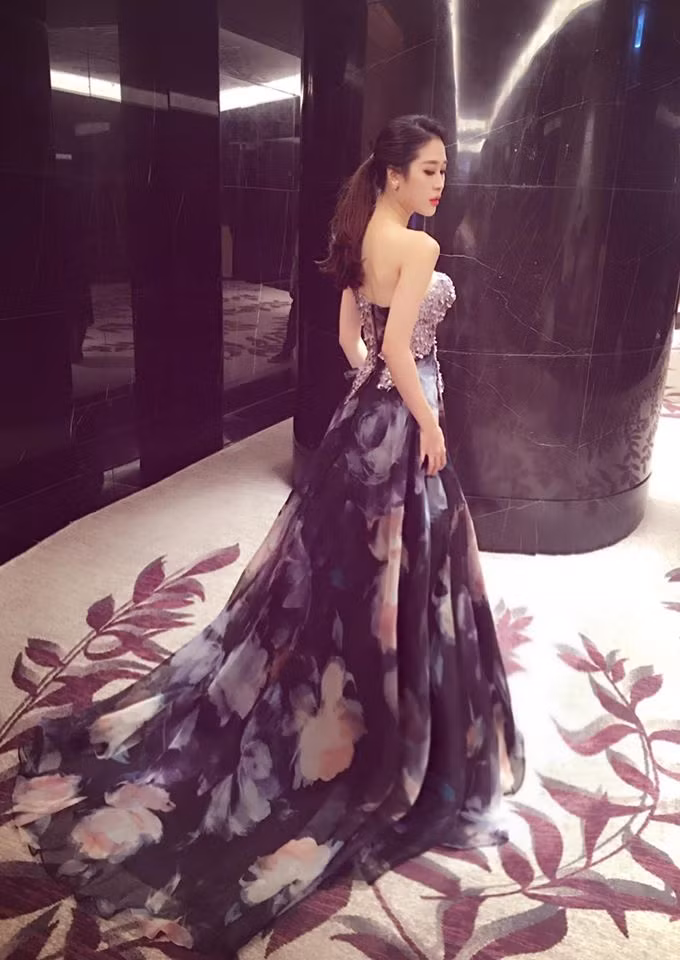 Vẻ gợi cảm hình thể cùng những thành công nhất định qua các vai diễn trong thời gian vừa qua, Cẩm Nhung tiếp tục nhận được nhiều lời mời đóng phim, làm người mẫu.