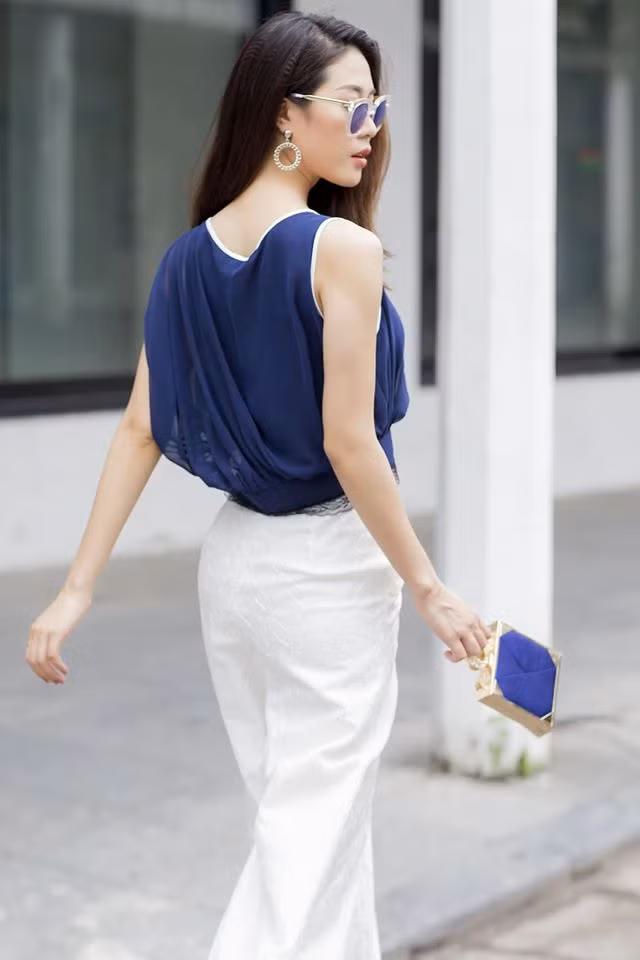 Trong sự nghiệp diễn xuất của mình, Cẩm Nhung từng đóng chung với rất nhiều danh hài nổi tiếng miền Bắc như Chiến Thắng, Quang Tèo hay Trung Hiếu. Mỗi lần được đóng chung với các nghệ sĩ lớn, cũng là một lần giúp cô hot girl quê Tuyên Quang tích lũy thêm kinh nghiệm để vững bước trên con đường nghệ thuật của mình.