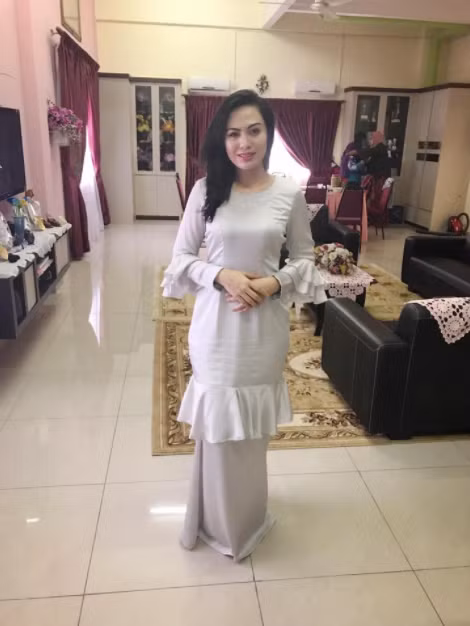 Nhiều người không khỏi xuýt xa trước vẻ đẹp và thần thái của cô: "Ngay cả khi cầm súng trông cô ấy vẫn thật quyến rũ.", "Có cô cảnh sát xinh đẹp thế này thì ai còn muốn phạm tội nữa đây?"...