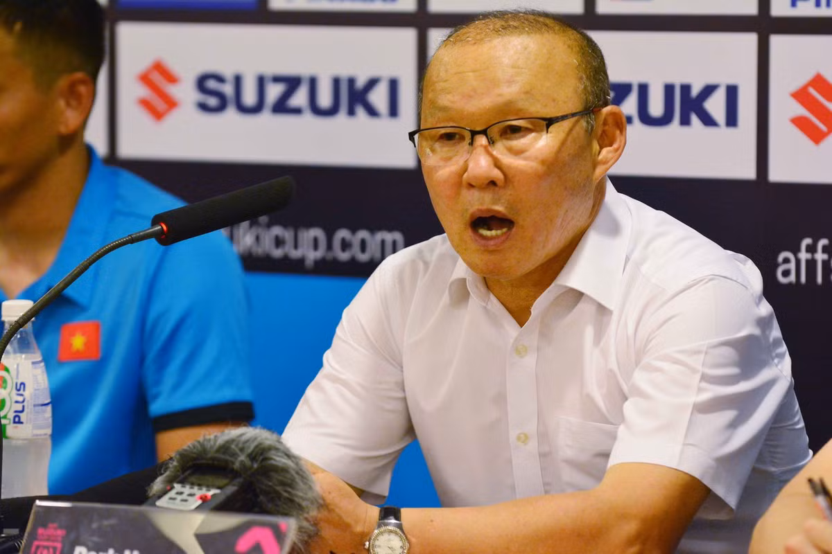 HLV Park Hang-seo quyet “lam cang” voi trong tai tai AFF Cup 2018