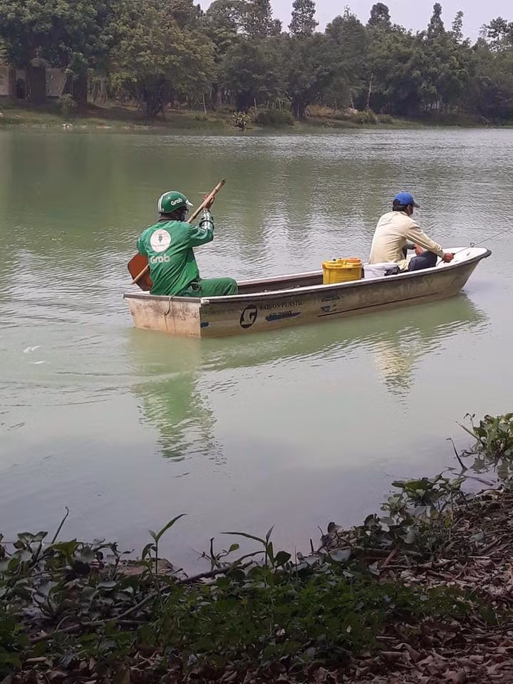 Mùa mưa lũ thì việc di chuyển chỉ có thể bằng thuyền.