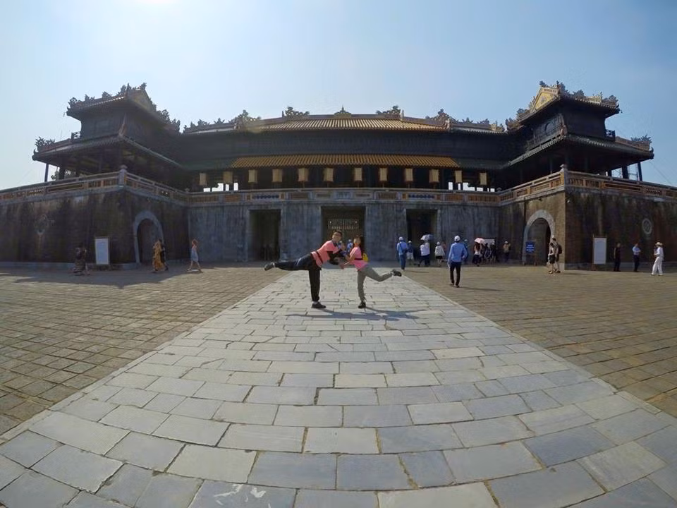 Cặp đôi Thúy Hằng và Tuấn Minh đang sinh sống và làm việc tại Hà Nội. Yêu nhau hơn 2 năm, có chung niềm đam mê xê dịch, cả hai đã quyết định dành 23 ngày để xuyên Việt bằng xe máy.