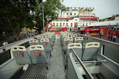 Phần tầng hai của chiếc xe buýt đặc biệt này là thứ được nhiều người dân quan tâm chú ý nhất. Bởi nó mang đến sự lạ lẫm mà trước đây chỉ có các nước châu Âu mới có.