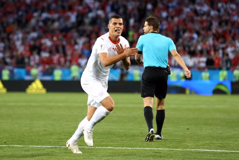 Cha của anh em nhà Xhaka từng tham gia vào cuộc biểu tình chống chính quyền Nam Tư ở Kosovo, để rồi nhận án tù dài hạn.