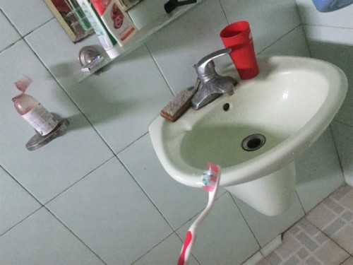 Mình chắc chắn rằng, mình là người Việt Nam duy nhất đánh răng sau bữa ăn sáng. Mình cố thuyết phục mẹ rằng đánh răng trước ăn sáng giống như rửa tay xong mới đi vệ sinh. Nhưng mẹ thì khăng khăng cách của mẹ là đúng.