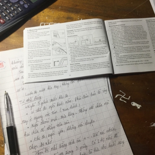 Mình đang dịch tài liệu hướng dẫn về theo dõi huyết áp của ông. Kia là chữ viết của mình, mình chẳng tự hào về chữ viết cẩu thả đó.